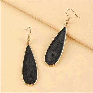 𝅺NEW Black and Gold Tear Drop Earrings